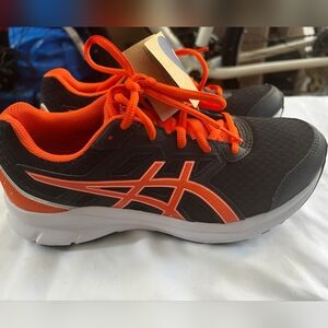ASICS Kids Jolt 3 Black and Marigold(orange) size 5.5